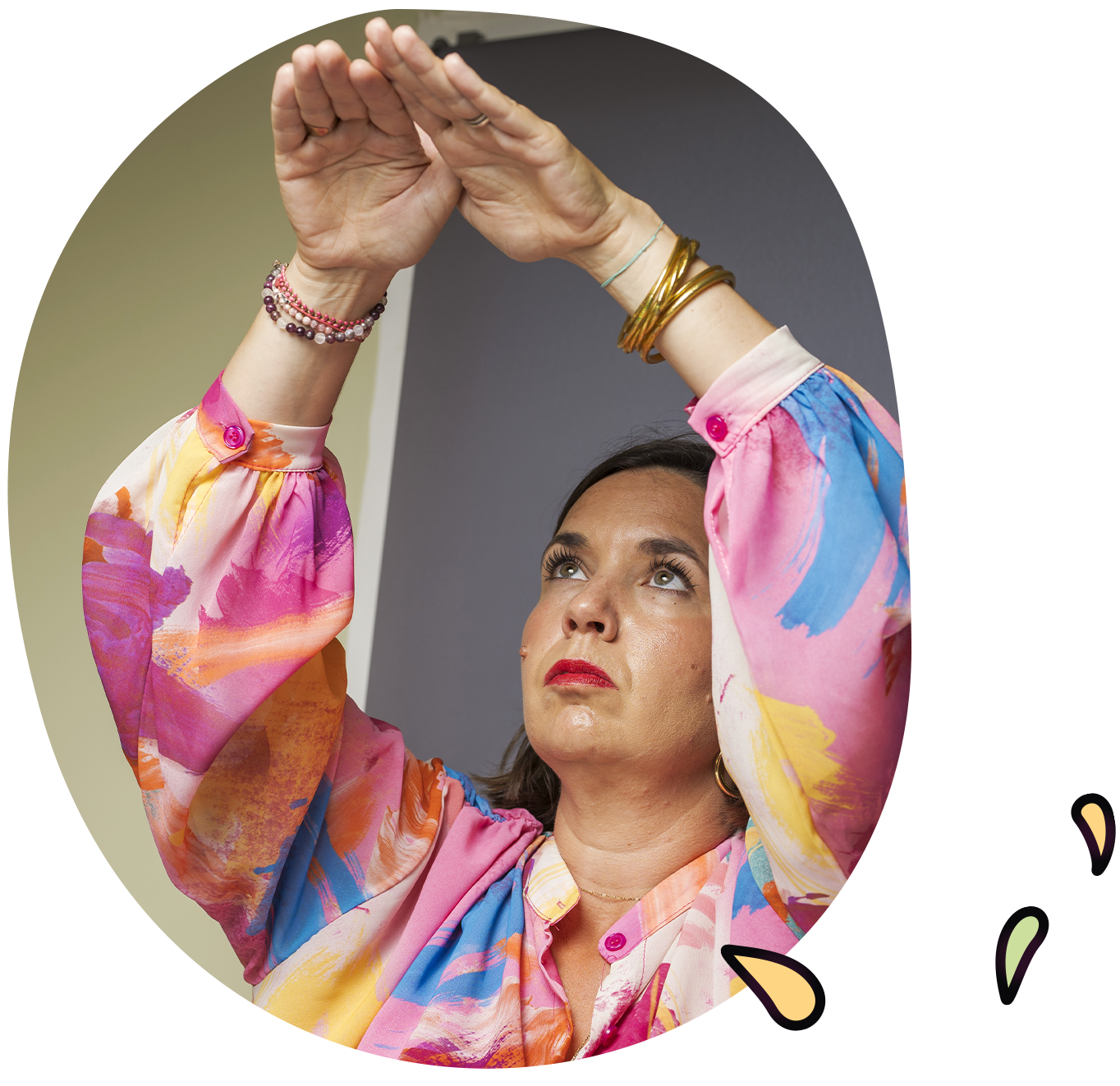 Audrey Callegher, mains jointes s'apprêtant à réaliser un byosen pour une séance Reiki à Trévoux