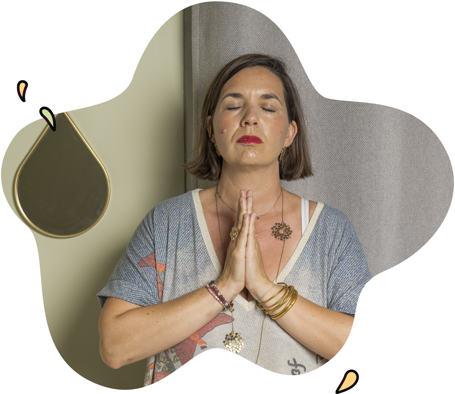 Audrey Callegher en position gassho lors d'une formation Reiki à Trévoux