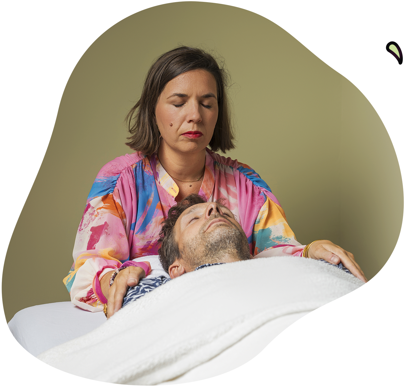 Audrey Callegher pratiquant une séance de Reiki, les mains posées sur les épaules