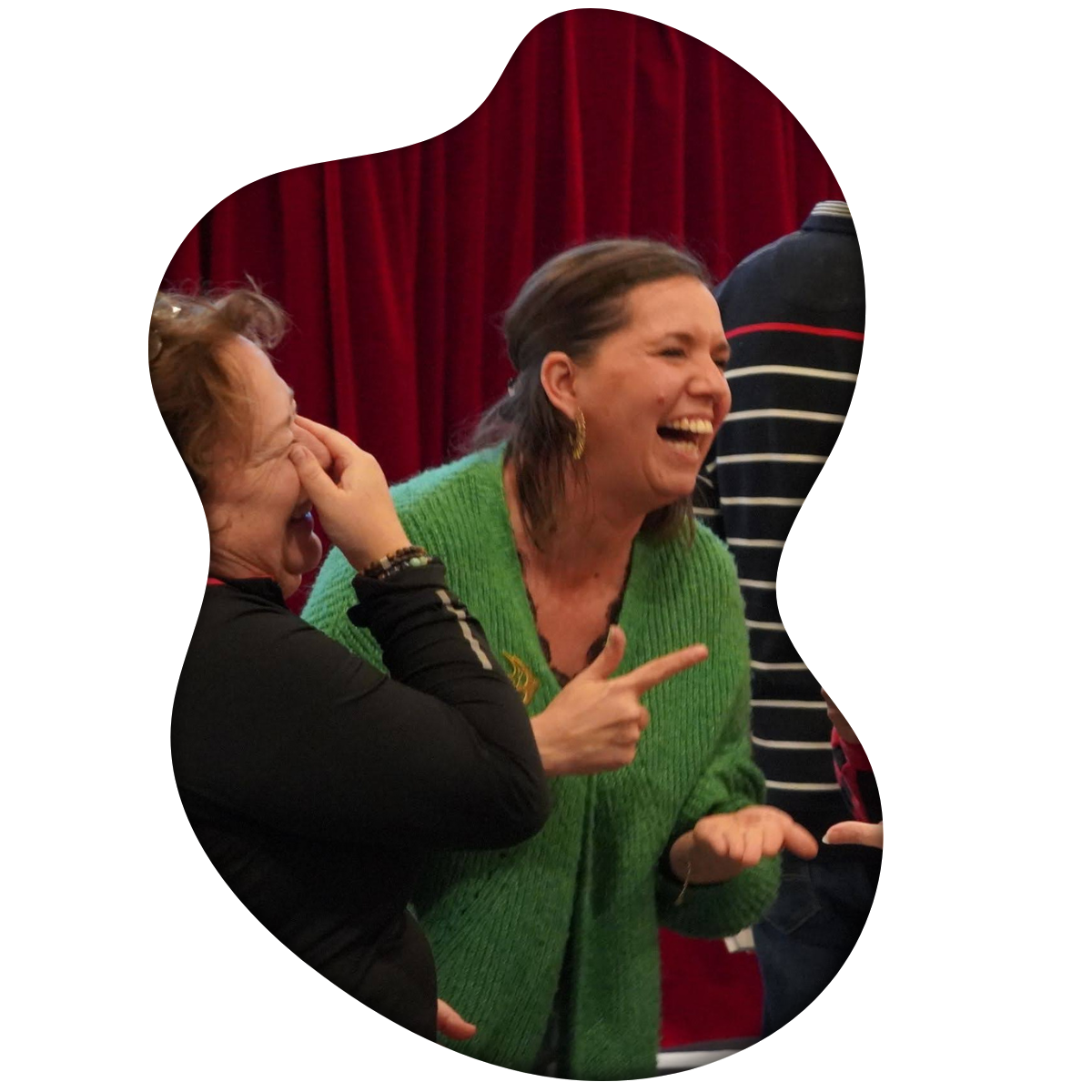 Audrey Callegher en train de rire lors d'une séance de yoga du rire