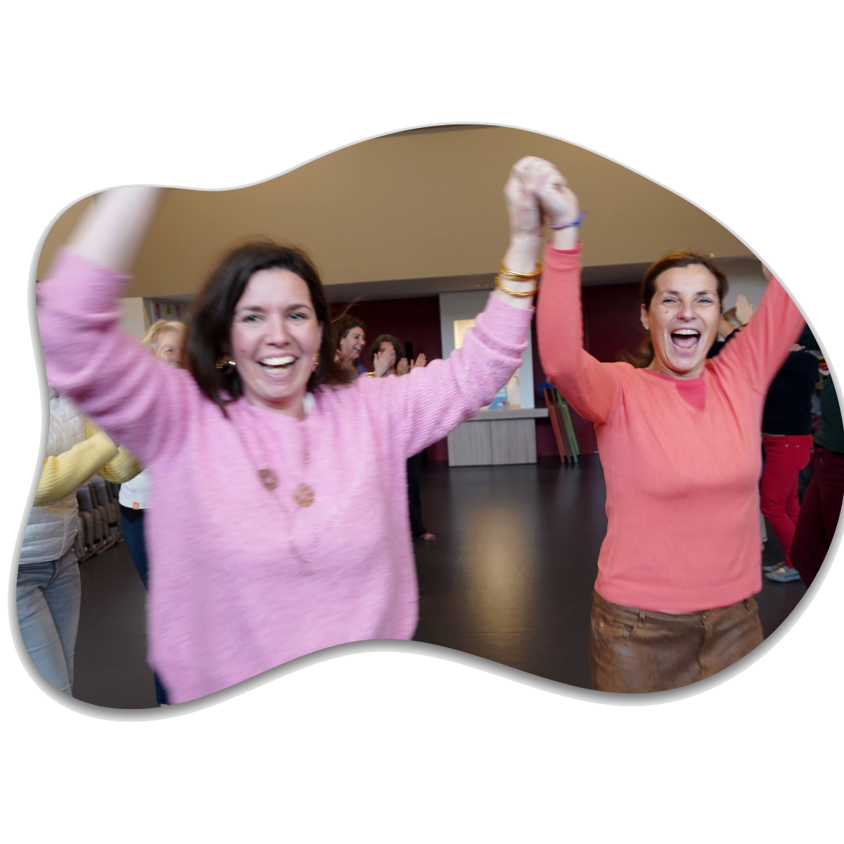 Haie d'honneur pour Audrey Callegher et une participante qui se tiennent la main lors d'une séance de yoga du rire