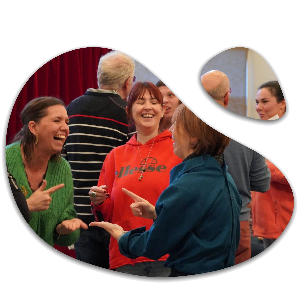 Groupe de participants en train de rire lors d'une séance de yoga du rire