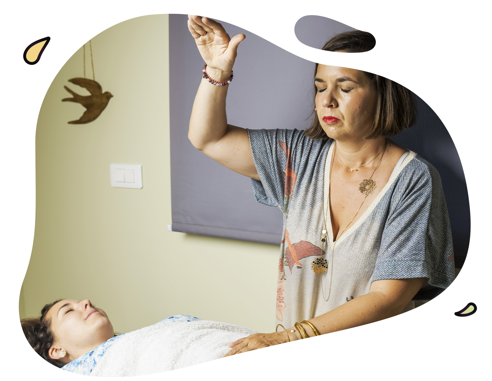 Séance de Reiki à Trévoux avec une personne allongée sur le dos