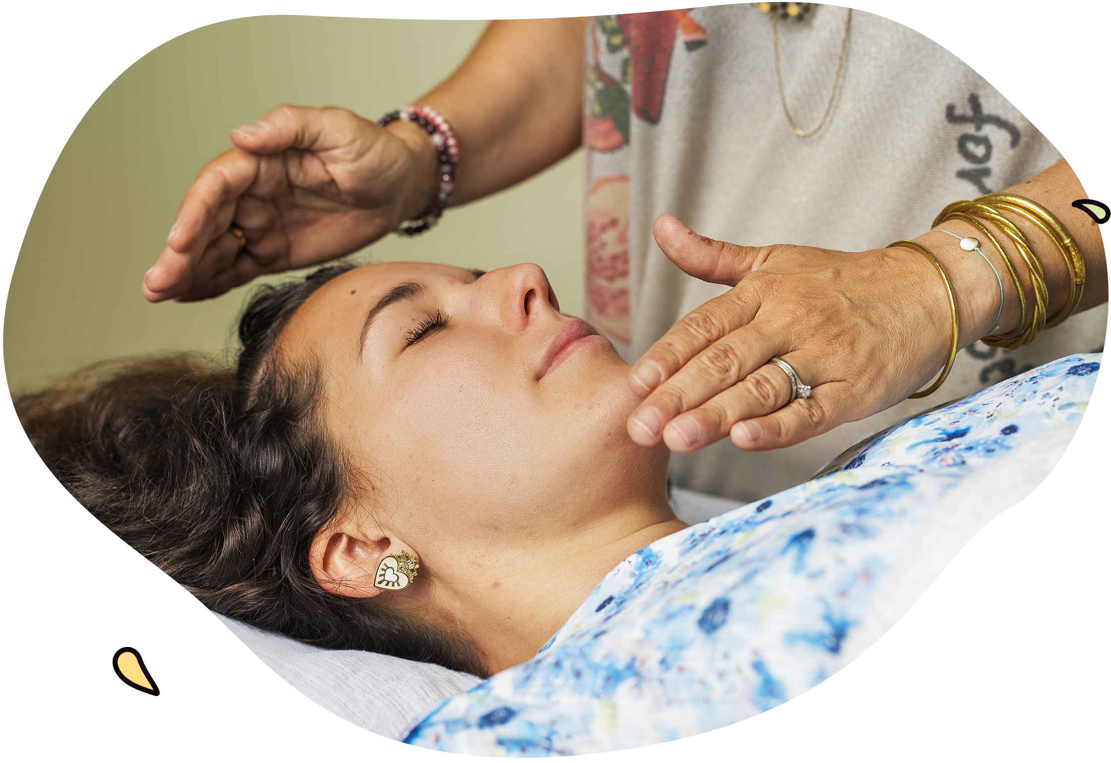 Séance Reiki à Trévoux, avec les mains positionnées au niveau de la tête
