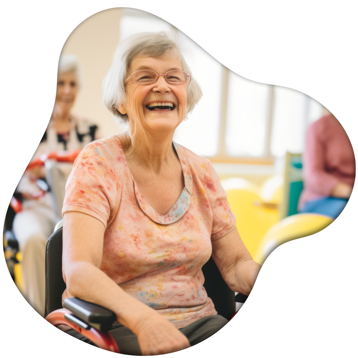 Personne âgée souriante lors d'une activité de yoga du rire